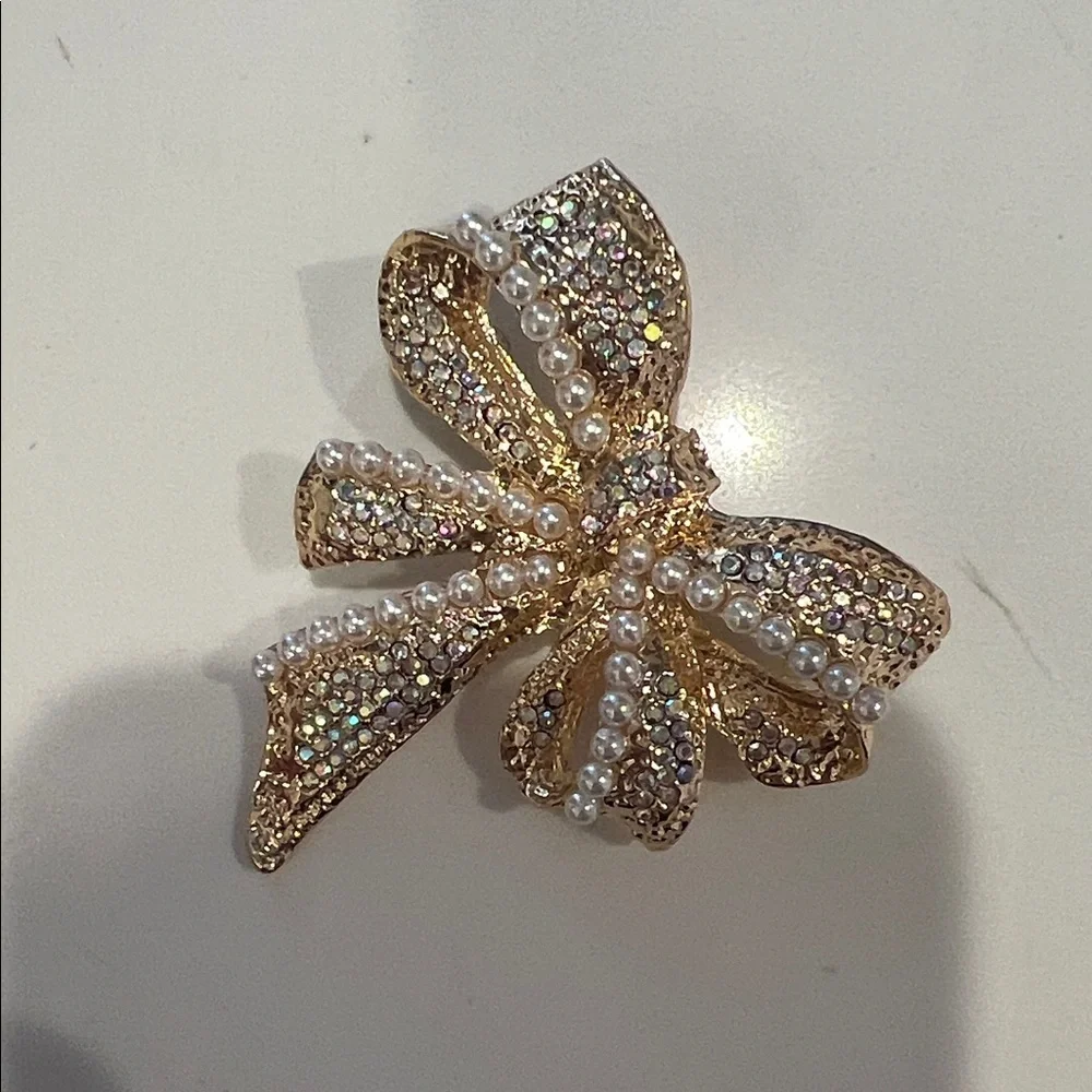 Elegant Gold and Pearl Bow Brooch